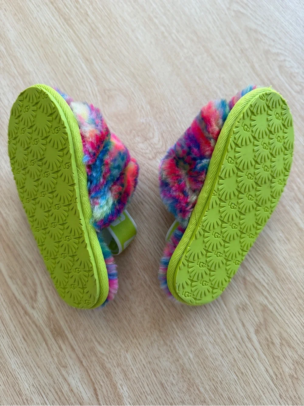UGG K Fluff Yeah Pixalate kids slippers